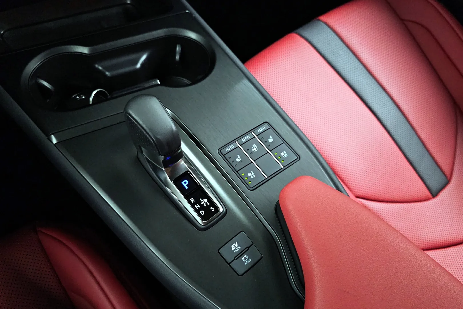 Lexus Ux 2025 2.0 л 150 л.с Гибрид, пробег 4 479 км, Синий, Передний привод, Автомат, авто из Япония, доставка по РФ