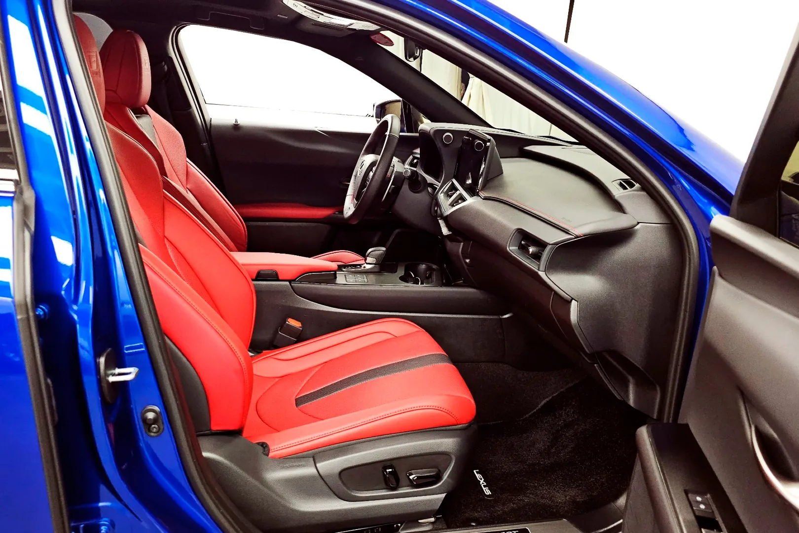 Новый Lexus Ux 2025 2.0 л 150 л.с Гибрид: Передний привод, Синий, коробка — Автомат, привезён из Япония, доставка по регионам