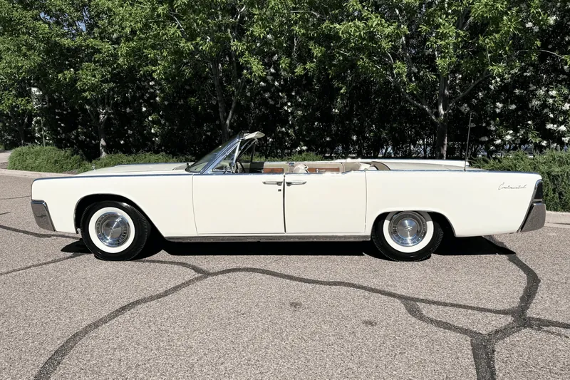 Lincoln Continental Convertible 1961 7.0 л 325 л.с Бензин, новый авто, Задний привод, Автомат, цвет Белый, страна-производитель — США Continental Convertible - фото 2