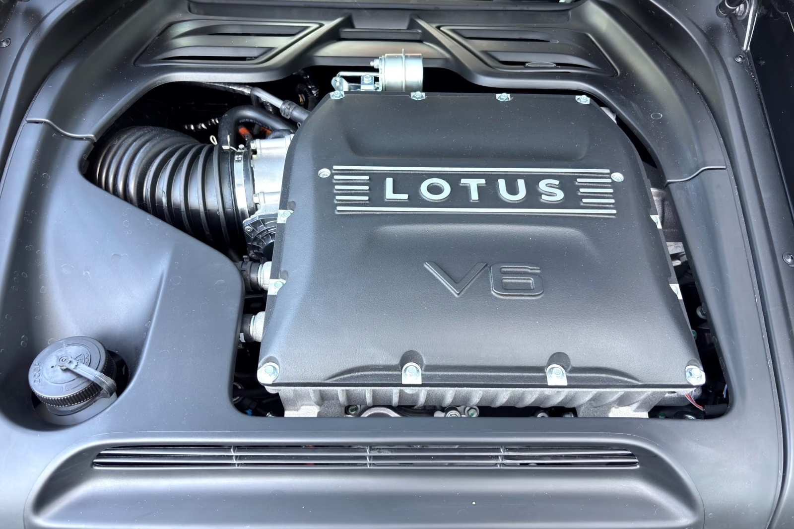 Новый Lotus Emira V6 SE 2026 3.5 л 405 л.с Бензин в кузове Белый, коробка — Механика, привод — Задний привод, страна производства — Германия, фото 12