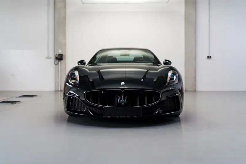 Заказать Maserati GranTurismo Trofeo 2026 3.0 л 549 л.с Бензин с пробегом 32 км, Автомат, Полный привод, цвет Чёрный, поставка из Германия, доставка по РФ GranTurismo Trofeo - фото 3