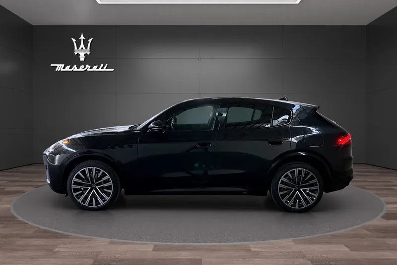 Заказать Maserati Grecale Modena 2025 2.0 л 330 л.с Бензин с пробегом 50 км, Автомат, Полный привод, цвет Чёрный, поставка из Германия, доставка по РФ Grecale Modena - фото 2