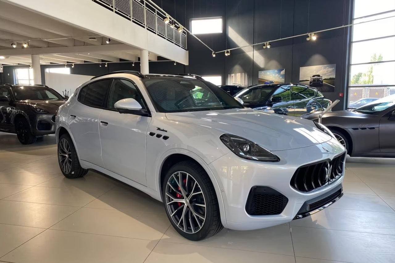 Заказать Maserati Grecale MODENA 2026 2.0 л 330 л.с Бензин с пробегом 400 км, Автомат, Полный привод, цвет Белый, поставка из Германия, доставка по РФ Grecale MODENA - фото 3