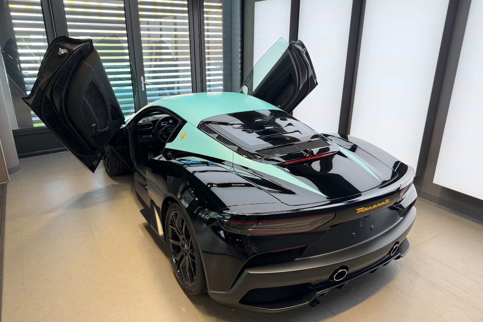 Выбор покупателей — Maserati MC20 3.0 V6 DCT Leggenda (1 of 20) 2026 3.0 л 630 л.с Бензин, пробег 10 км, Чёрный, привезён из Италия, доставка по РФ