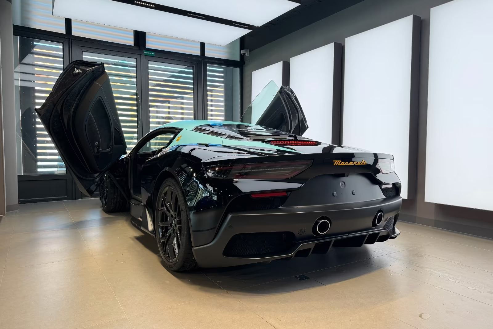 Maserati MC20 3.0 V6 DCT Leggenda (1 of 20) 2026 3.0 л 630 л.с Бензин, пробег 10 км, Чёрный, Задний привод, Автомат, авто из Италия, доставка по РФ