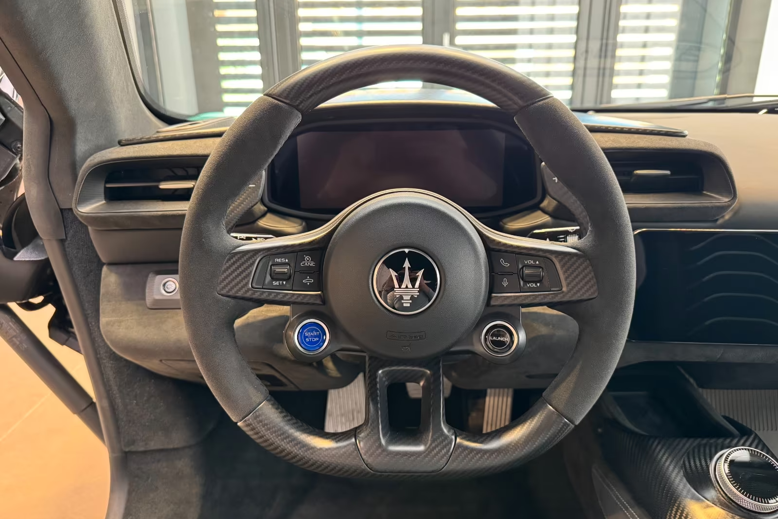 Оформить заказ на Maserati MC20 3.0 V6 DCT Leggenda (1 of 20) 2026 3.0 л 630 л.с Бензин, коробка: Автомат, привод: Задний привод, доставка по России, салон в Москве