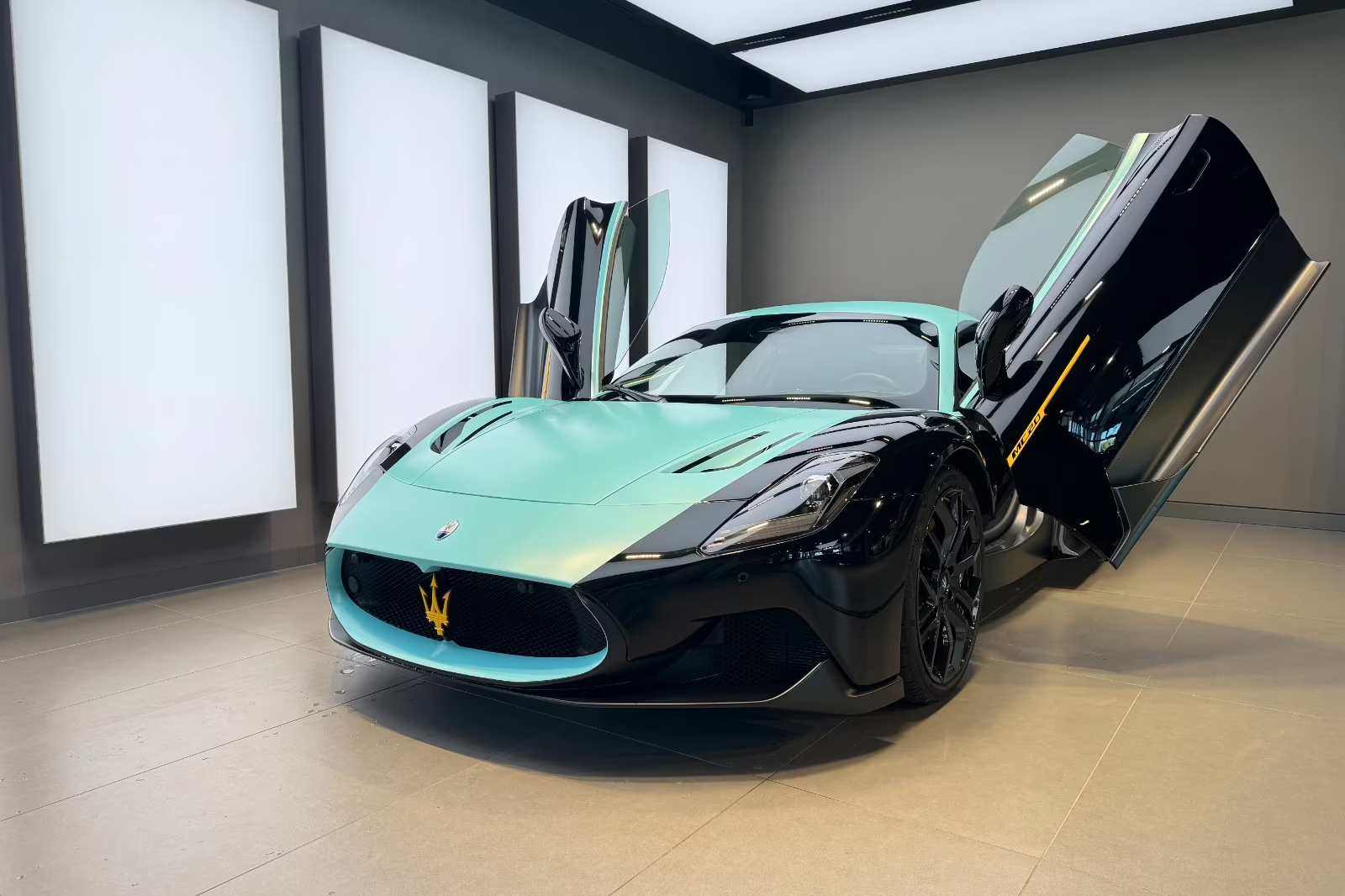 Заказать Maserati MC20 3.0 V6 DCT Leggenda (1 of 20) 2026 3.0 л 630 л.с Бензин с пробегом 10 км, Автомат, Задний привод, цвет Чёрный, поставка из Италия, доставка по РФ