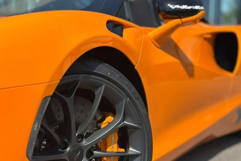 Заказать McLaren Artura Spider 1000GP 2026 3.0 л 700 л.с Гибрид с пробегом 10 км, Автомат, Задний привод, цвет Оранжевый, поставка из Германия, доставка по РФ Artura Spider 1000GP - фото 3