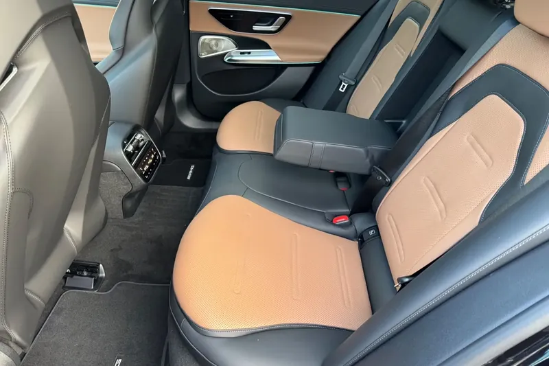 Mercedes-Benz AMG E 53 Hybrid 4Matic+ Premium Plus 2026, чёрный, фото 30