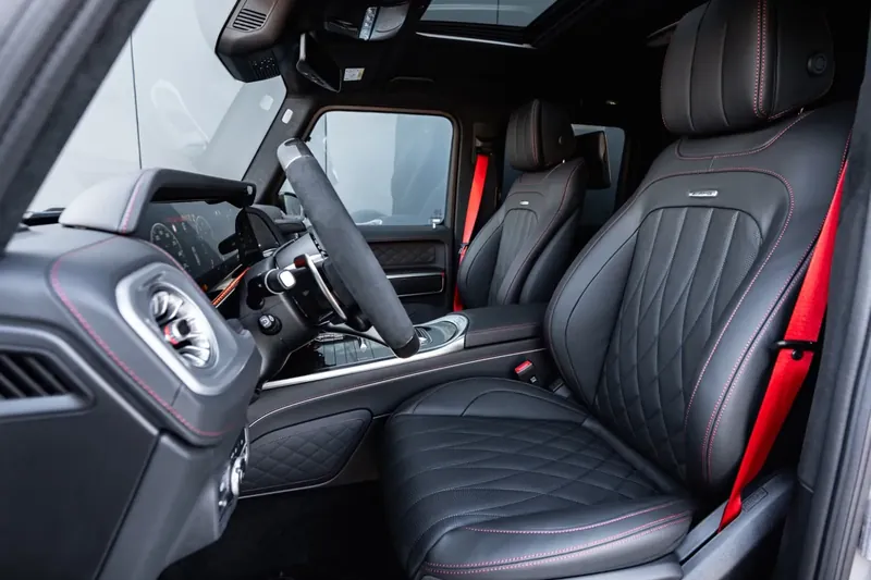 Заказать Mercedes-Benz AMG G 63 2026 4.0 л 585 л.с Бензин с пробегом 15 км, Автомат, Полный привод, цвет Серый, поставка из Германия, доставка по РФ AMG G 63 - фото 3