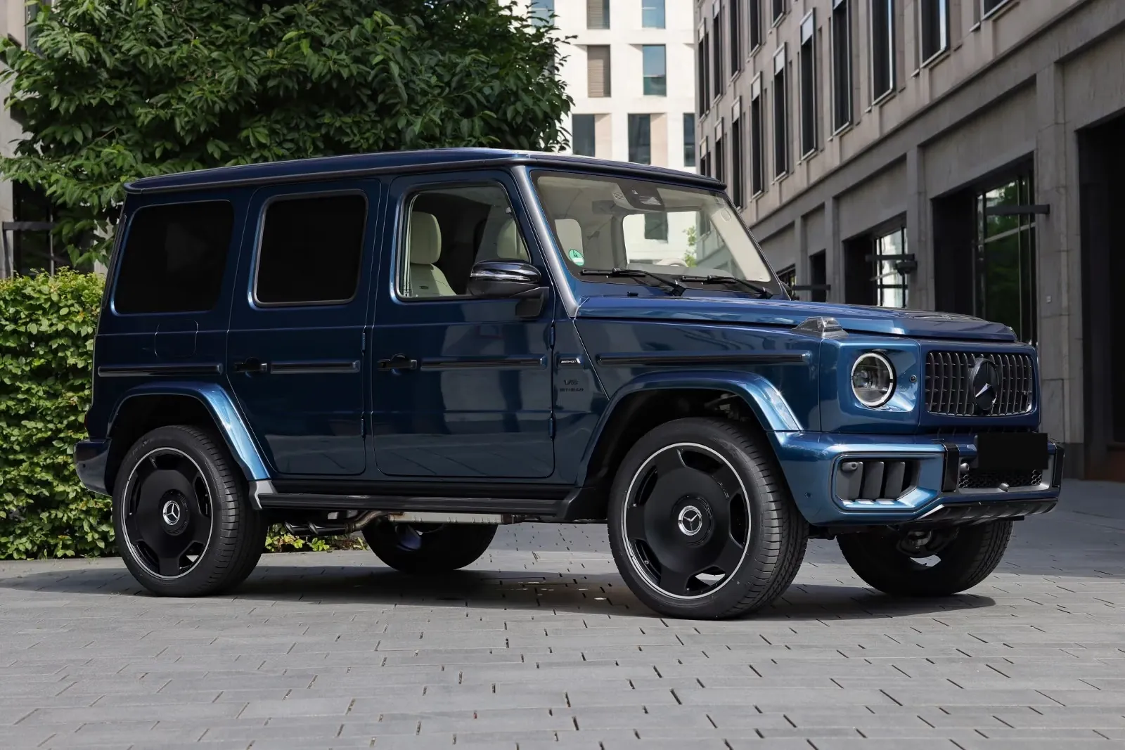 Заказать Mercedes-Benz AMG G 63 2026 4.0 л 605 л.с Бензин с пробегом 50 км, Автомат, Полный привод, цвет Синий, поставка из Германия, доставка по РФ AMG G 63 - фото 3
