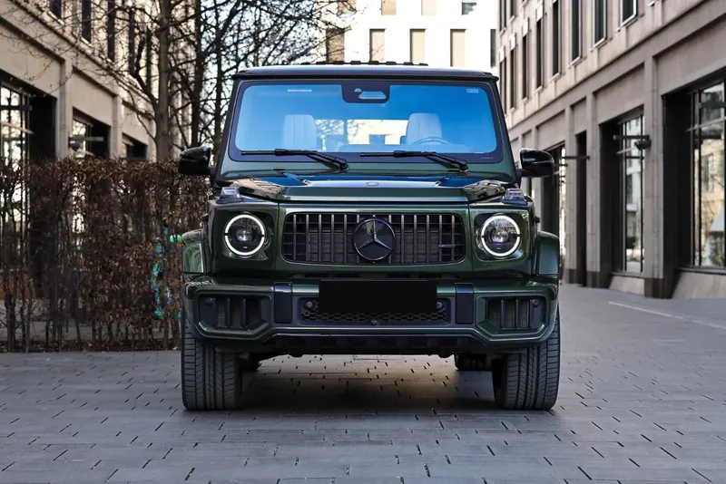 Заказать Mercedes-Benz AMG G63 2026 4.0 л 585 л.с Бензин с пробегом 50 км, Автомат, Полный привод, цвет Зелёный, поставка из Германия, доставка по РФ AMG G 63 - фото 3