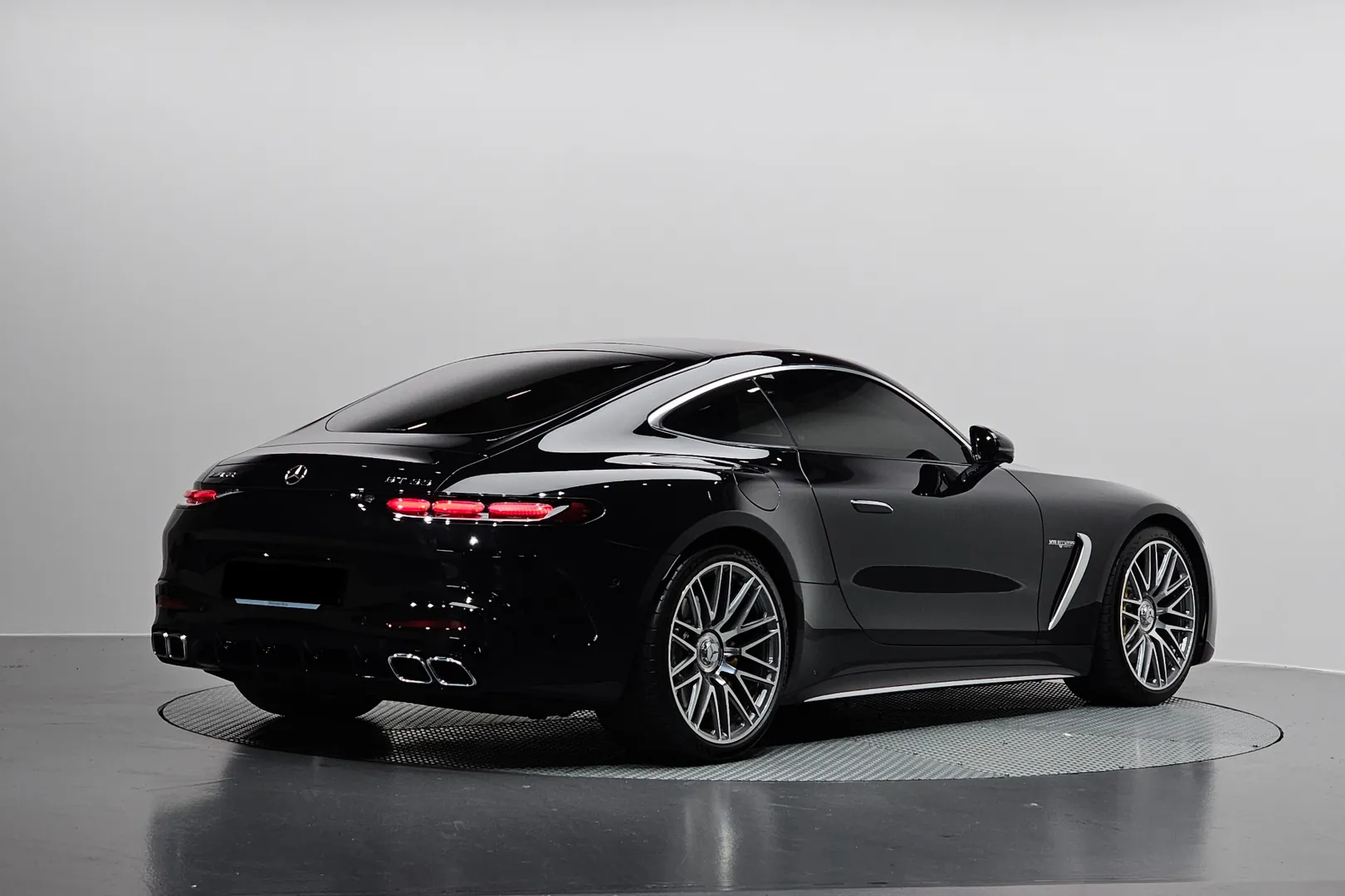 Заказать Mercedes-Benz AMG GT55 4MATIC+ 2025 4.0 л 476 л.с Бензин с пробегом 3 325 км, Автомат, Полный привод, цвет Чёрный, поставка из Германия, доставка по РФ