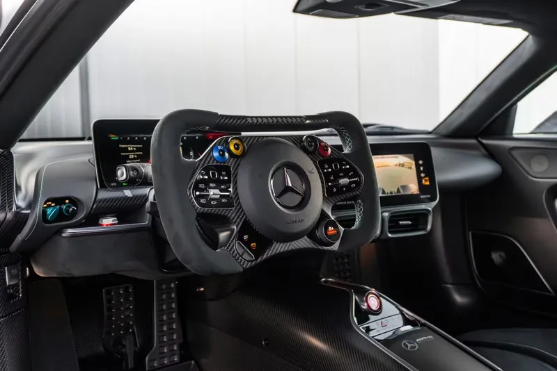 Заказать Mercedes-Benz AMG ONE 2025 1.6 л 1063 л.с Гибрид с пробегом 10 км, Автомат, Полный привод, цвет Чёрный, поставка из Германия, доставка по РФ AMG ONE — фото 3