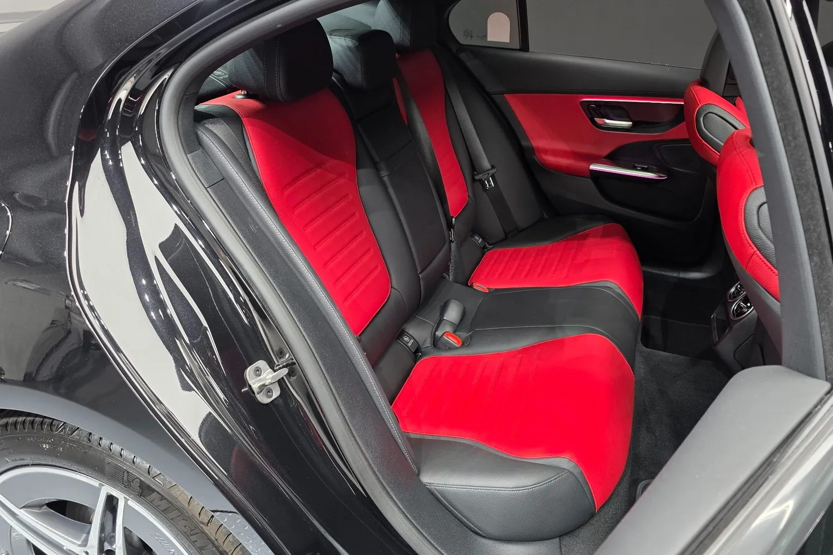 Купить Mercedes-Benz C-Class C200 AMG Line 2026 1.5 л 204 л.с Бензин с минимальным пробегом 1 658 км, Чёрный, доставим из Корея в любой город РФ, фото 13