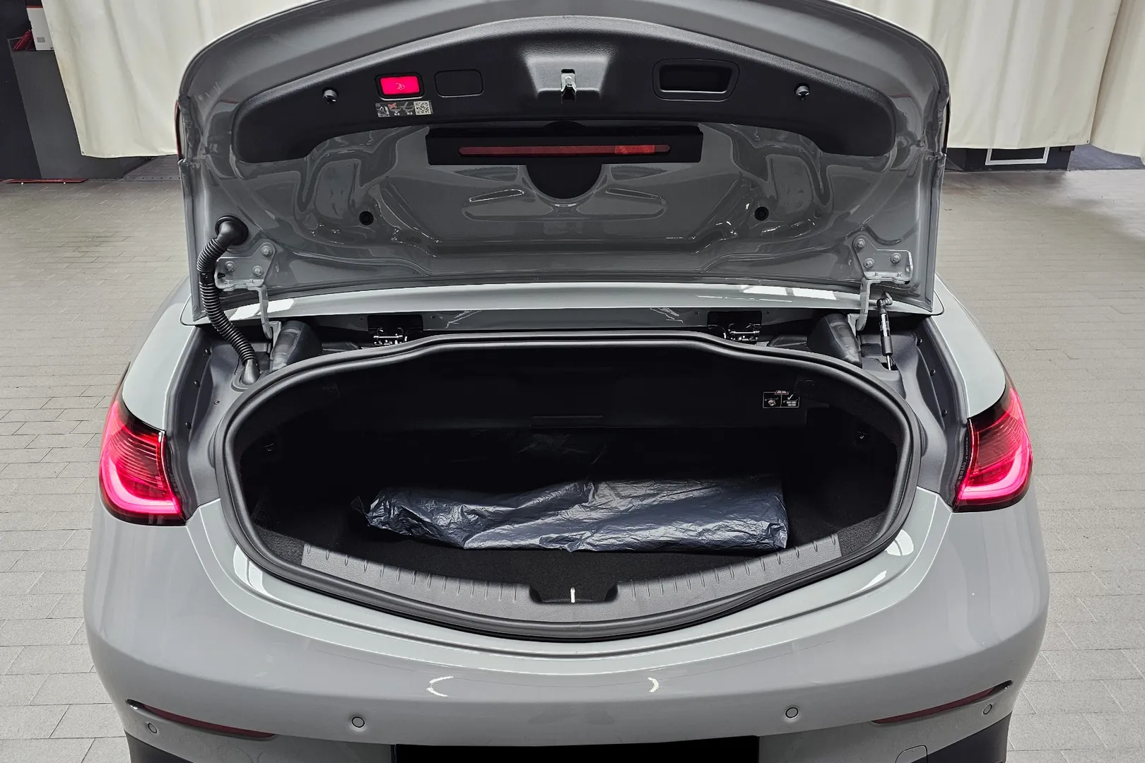 Доступен к заказу Mercedes-Benz CLE200 Cabriolet 2025 2.0 л 204 л.с Бензин: Серый, коробка Автомат, привод Задний привод, осмотр и тест-драйв в Москве