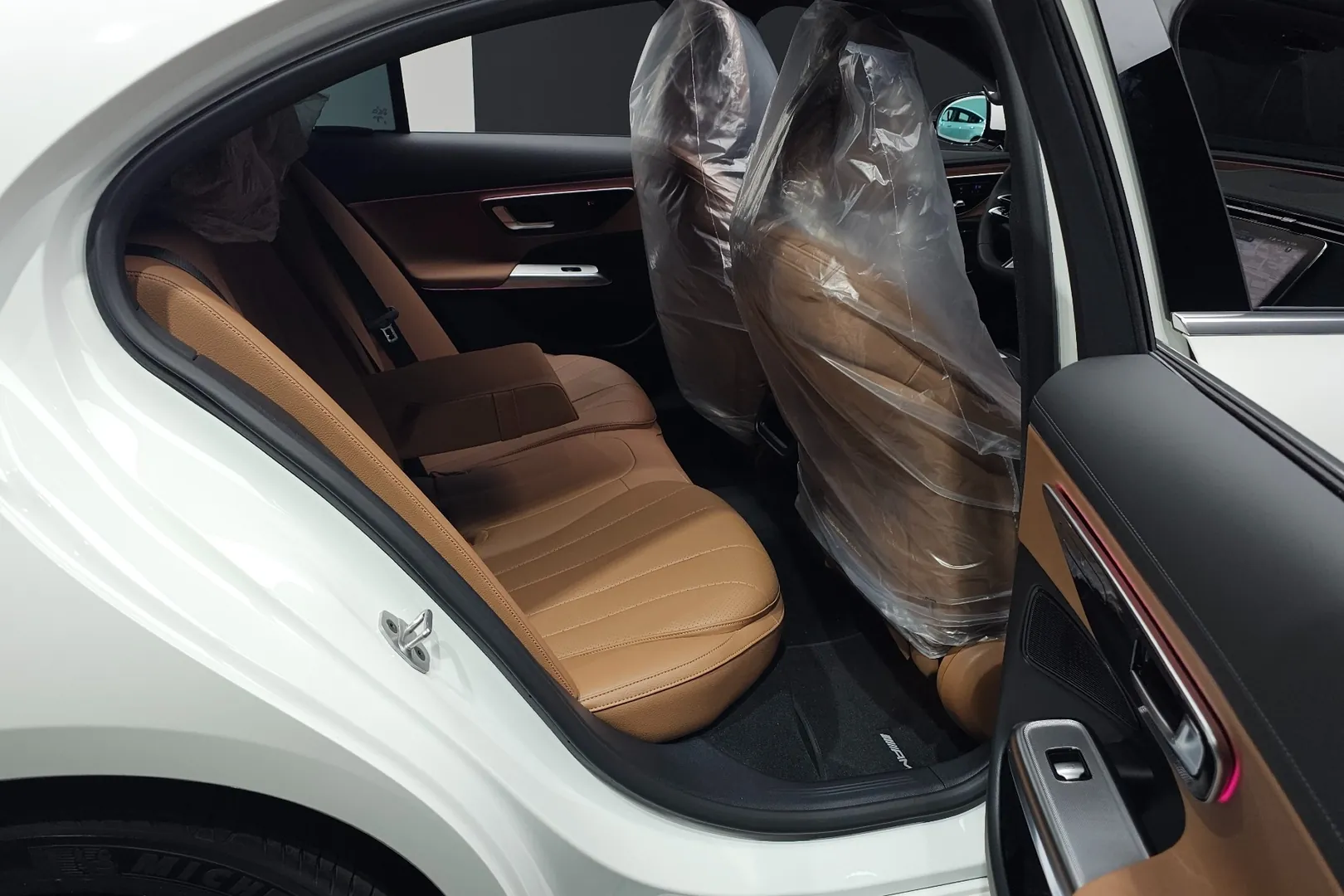 Автомобиль Mercedes-Benz E-Class E200 AMG Line 2026 2.0 л 204 л.с Бензин, Белый, пробег 16 км, производство — Корея, доставка по РФ, фото 9