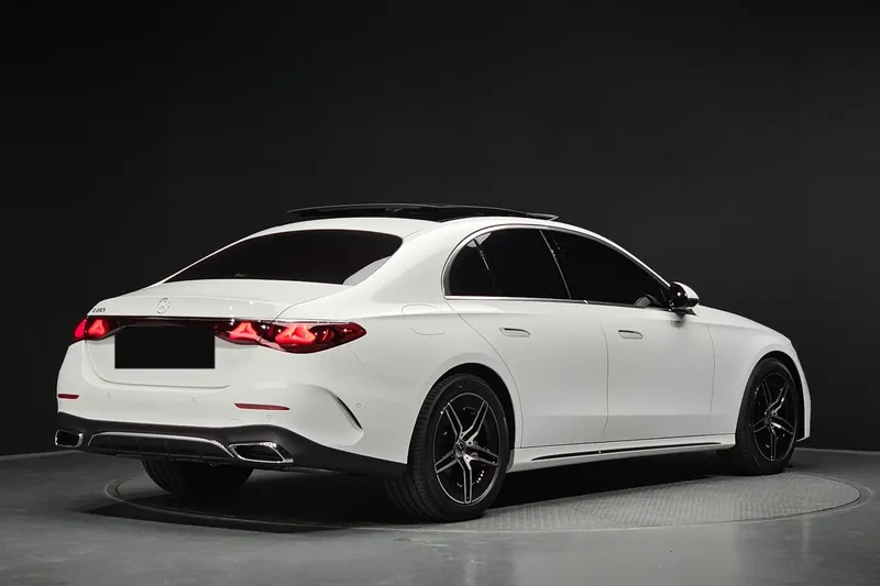 Заказать Mercedes-Benz E-Class E200 AMG Line 2026 2.0 л 204 л.с Бензин с пробегом 16 км, Автомат, Задний привод, цвет Белый, поставка из Корея, доставка по РФ E-Class E200 AMG Line - фото 3