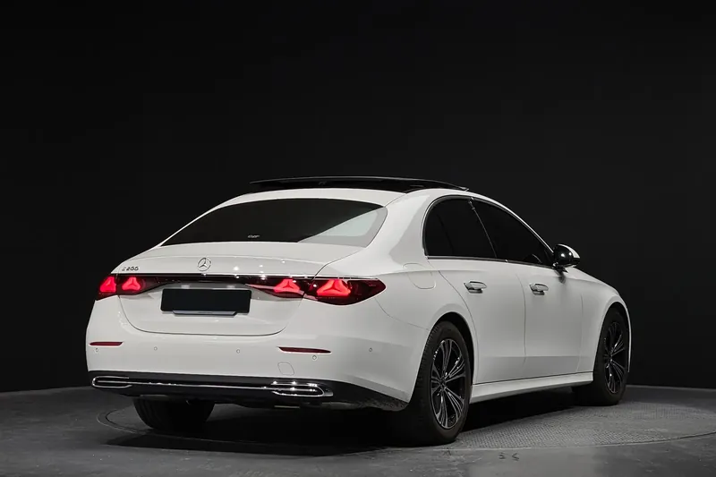 Заказать Mercedes-Benz E200 Avantgarde 2025 2.0 л 204 л.с Бензин с пробегом 7 252 км, Автомат, Задний привод, цвет Белый, поставка из Германия, доставка по РФ E-Class 200 Avantgarde — фото 3