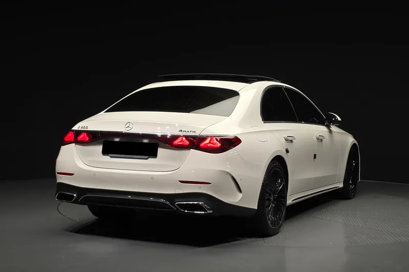 Заказать Mercedes-Benz E300 4MATIC AMG Line 2025 2.0 л 258 л.с Бензин с пробегом 5 040 км, Автомат, Полный привод, цвет Белый, поставка из Германия, доставка по РФ E-Class 300 4MATIC AMG Line - фото 3