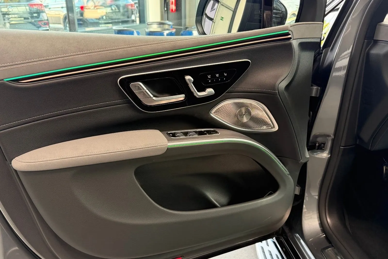 Купить Mercedes-Benz EQS SUV 450 4MATIC AMG Line Business Class 2026 0.0 л 360 л.с Электричество с минимальным пробегом 598 км, Серый, доставим из Германия в любой город РФ, фото 13