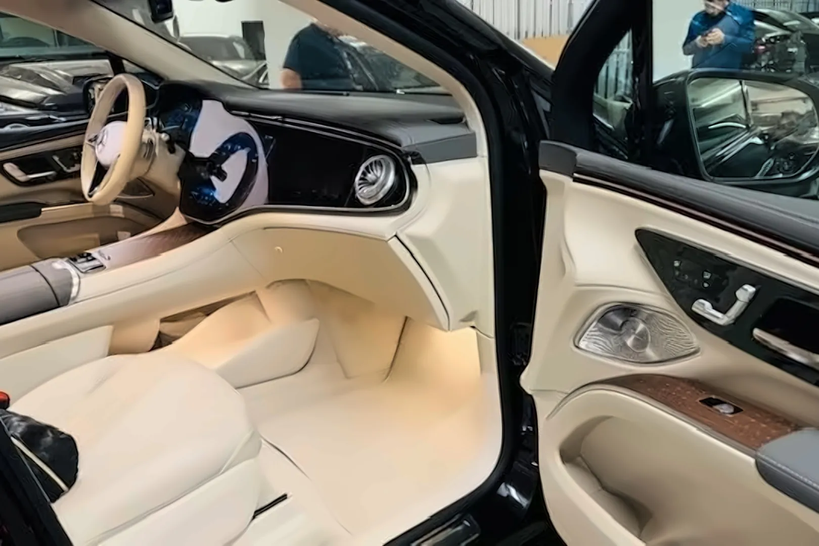 Выбор покупателей — Mercedes-Benz EQS SUV 450+ 2026 0.0 л 360 л.с Электричество, пробег 30 км, Чёрный, привезён из Германия, доставка по РФ, фото 6