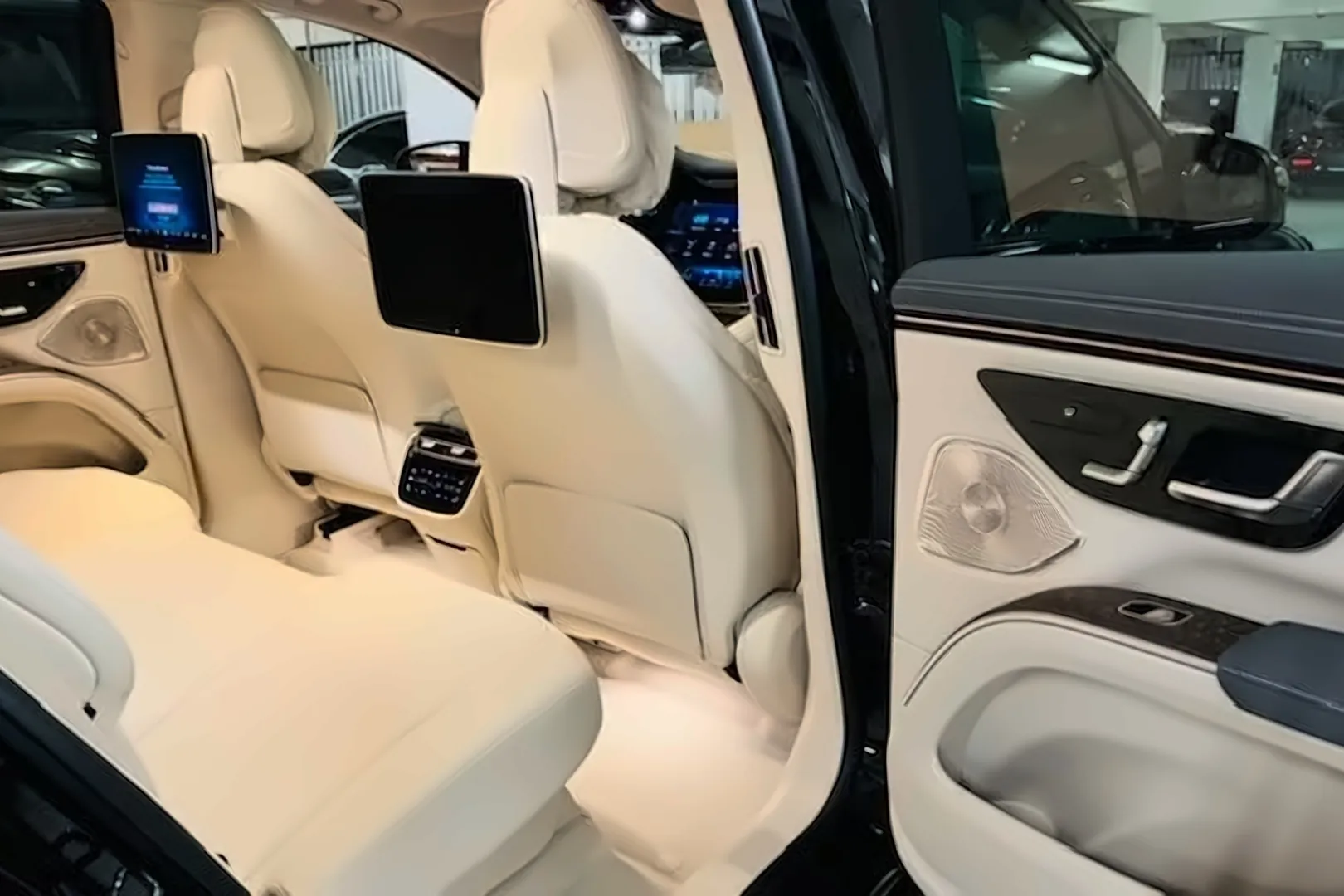 Автомобиль Mercedes-Benz EQS SUV 450+ 2026 0.0 л 360 л.с Электричество, Чёрный, пробег 30 км, производство — Германия, доставка по РФ, фото 9