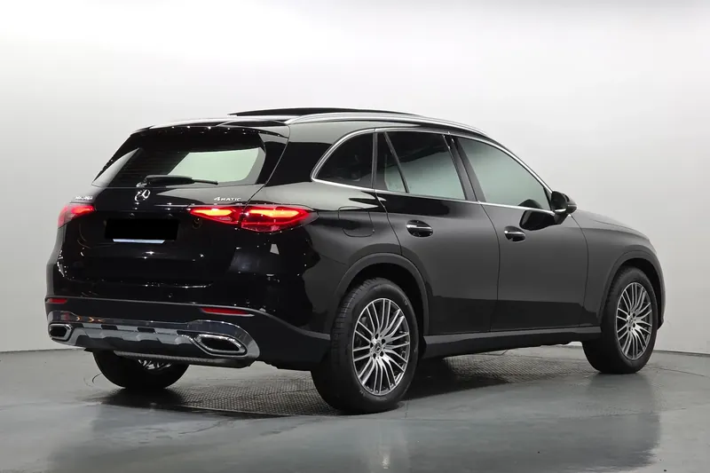 Заказать Mercedes-Benz GLC300 4MATIC Avantgarde 2025 2.0 л 258 л.с Бензин с пробегом 1 760 км, Автомат, Полный привод, цвет Чёрный, поставка из Германия, доставка по РФ GLC 300 4MATIC Avantgarde — фото 3