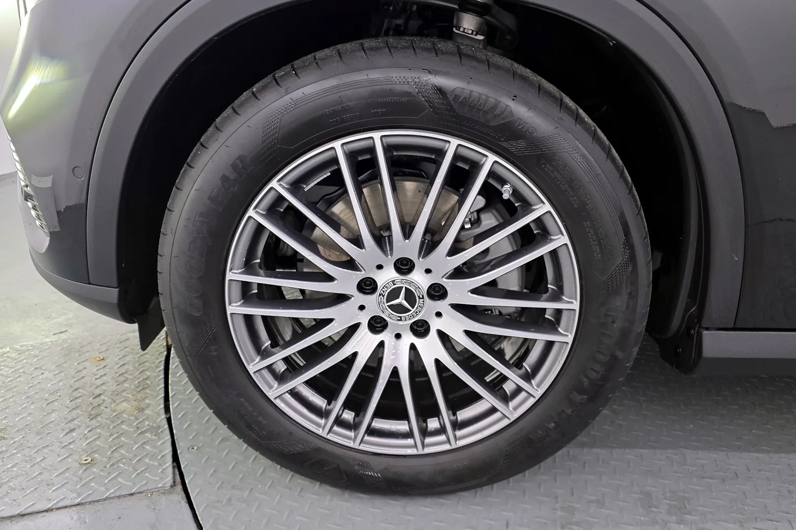 Mercedes-Benz GLC300 4MATIC Avantgarde 2025 2.0 л 258 л.с Бензин, пробег 1 760 км, цвет кузова Чёрный, тип трансмиссии Автомат, привод Полный привод, из Германия