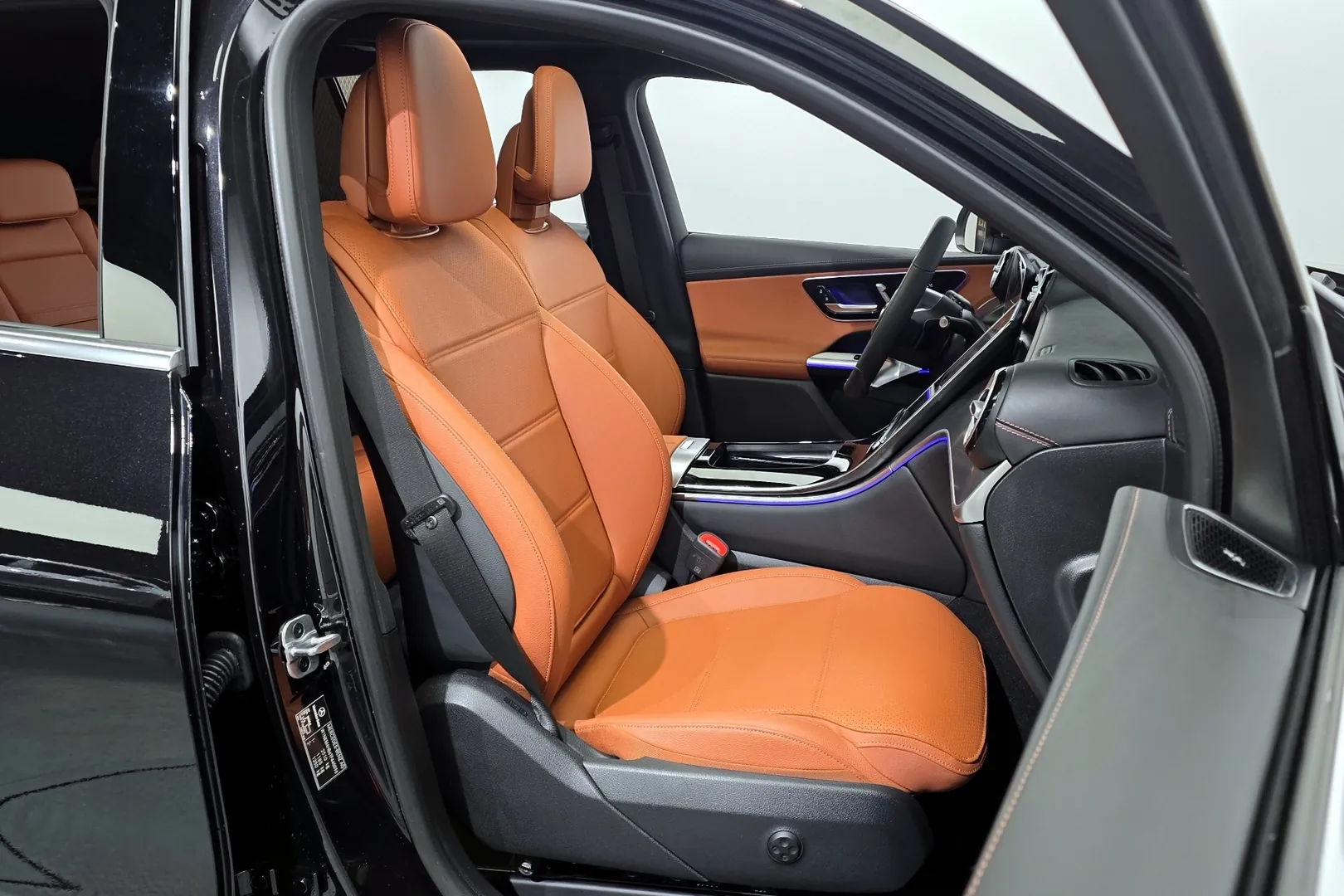 Надёжный Mercedes-Benz GLC300 4MATIC Avantgarde 2025 2.0 л 258 л.с Бензин с двигателем 2,0 л, Чёрный, пробег 1 760 км, Автомат, поставка из Германия