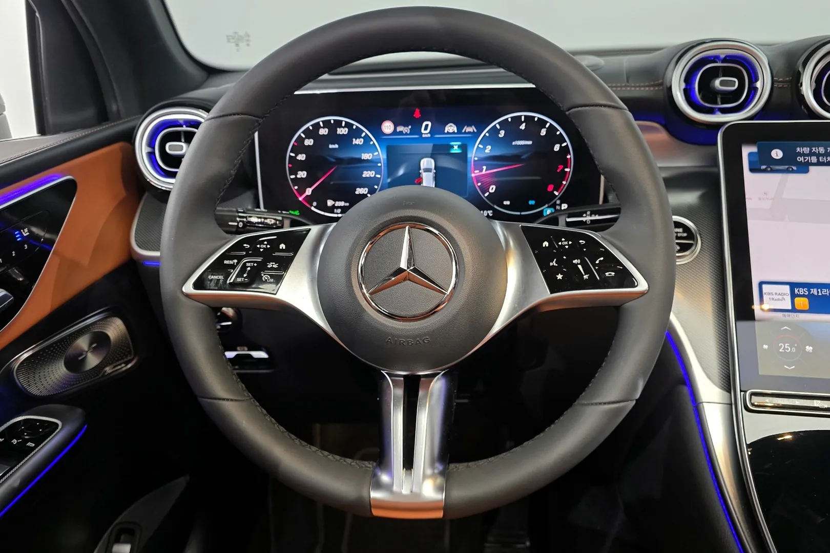 Новый Mercedes-Benz GLC300 4MATIC Avantgarde 2025 2.0 л 258 л.с Бензин: Полный привод, Чёрный, коробка — Автомат, привезён из Германия, доставка по регионам