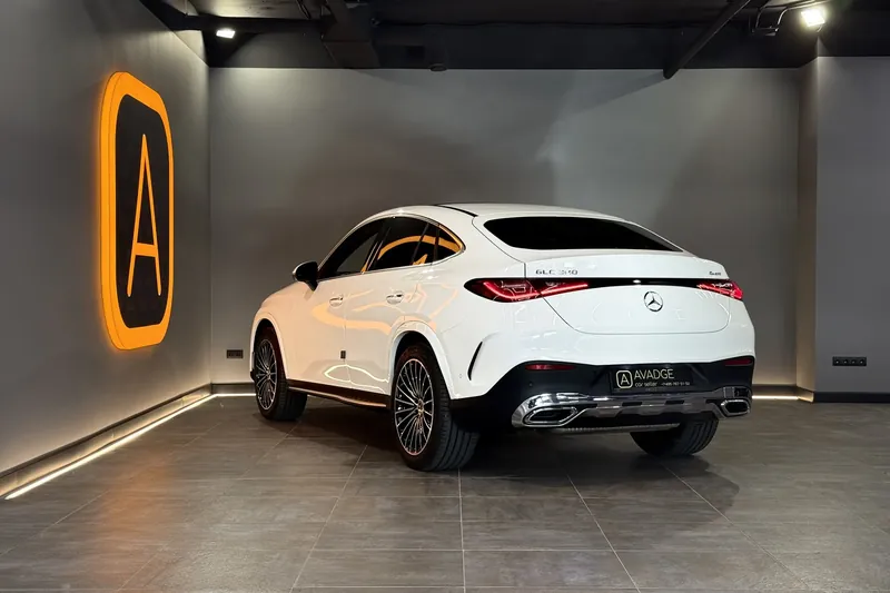 Заказать Mercedes-Benz GLC300 4MATIC Coupe 2023 2.0 л 258 л.с Бензин с пробегом 8 000 км, Автомат, Полный привод, цвет Белый, поставка из Германия, доставка по РФ GLC 300 Coupe 4MATIC - фото 3