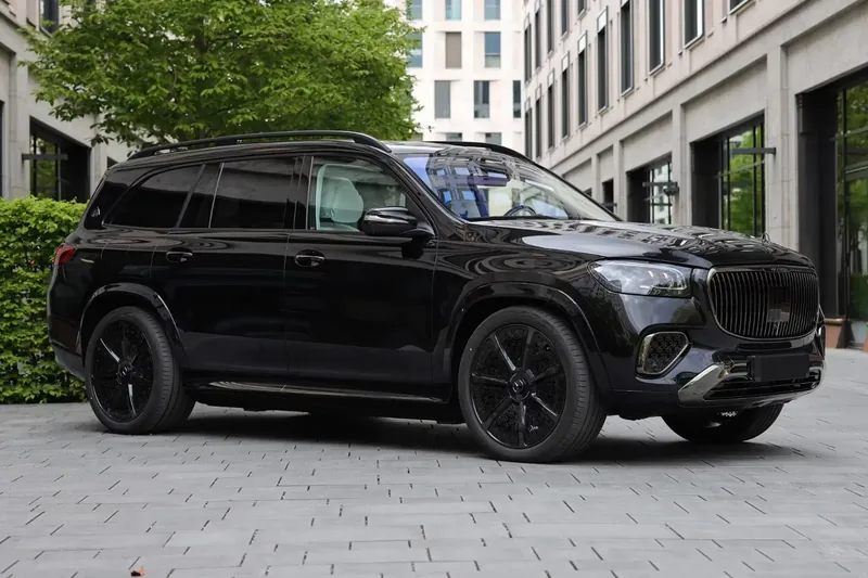 Заказать Mercedes-Benz GLS 600 Maybach 2026 4.0 л 557 л.с Бензин с пробегом 50 км, Автомат, Полный привод, цвет Чёрный, поставка из Германия, доставка по РФ Maybach GLS 600 - фото 3
