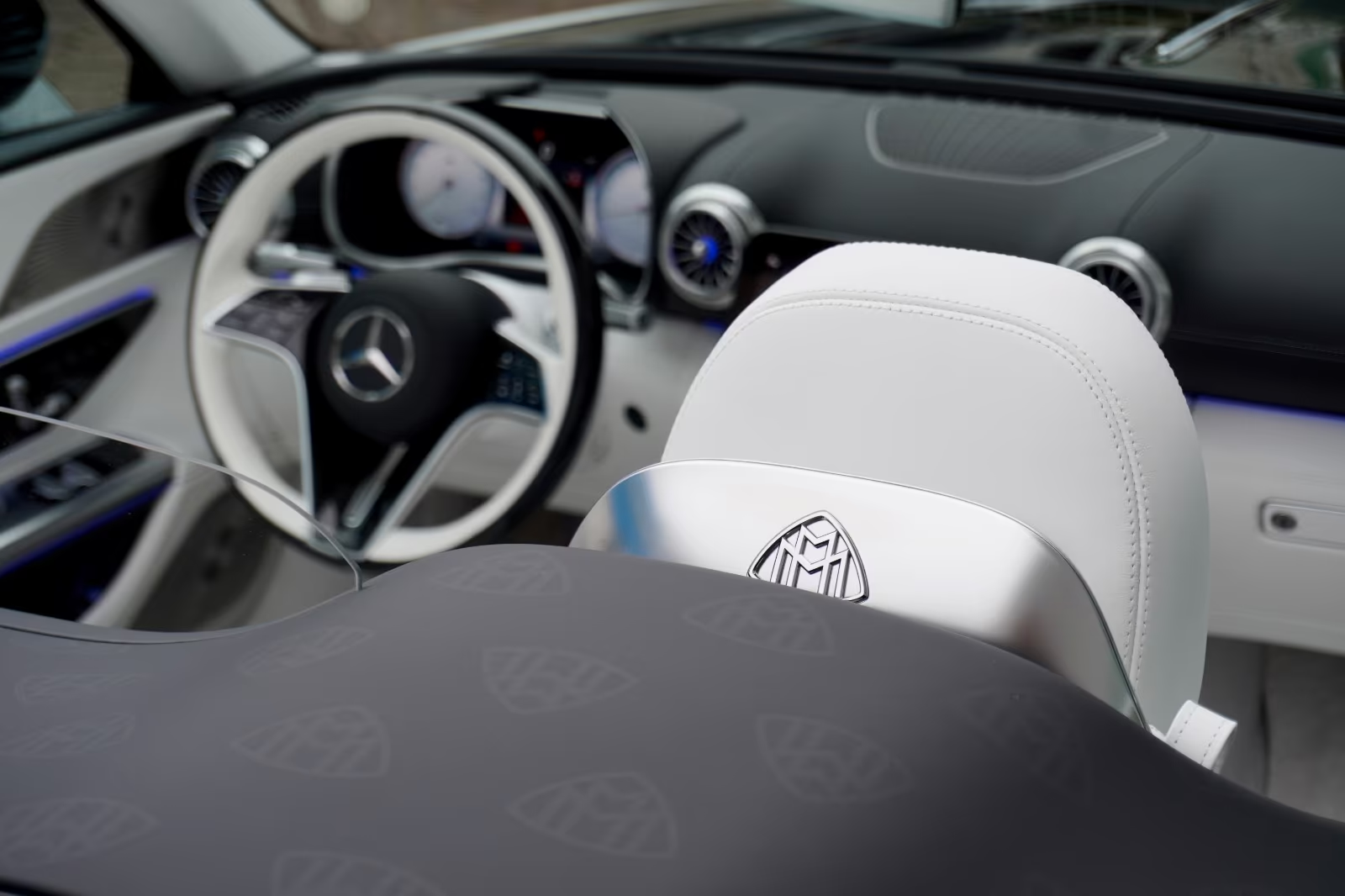 Новый Mercedes-Benz Maybach SL 680 MONOGRAM SERIES 2025 4.0 л 585 л.с Бензин в кузове Белый, коробка — Автомат, привод — Полный привод, страна производства — Германия