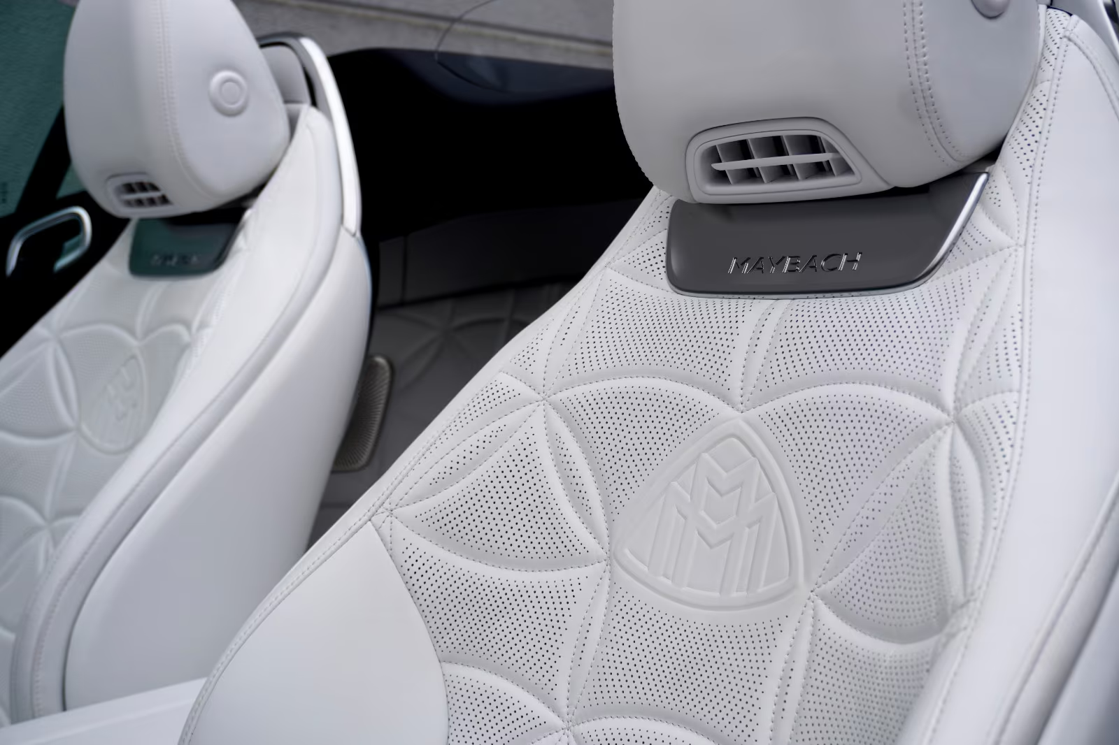 Доставка по РФ: Mercedes-Benz Maybach SL 680 MONOGRAM SERIES 2025 4.0 л 585 л.с Бензин, Белый, пробег 4 850 км, Полный привод, Автомат, осмотр возможен в Москве