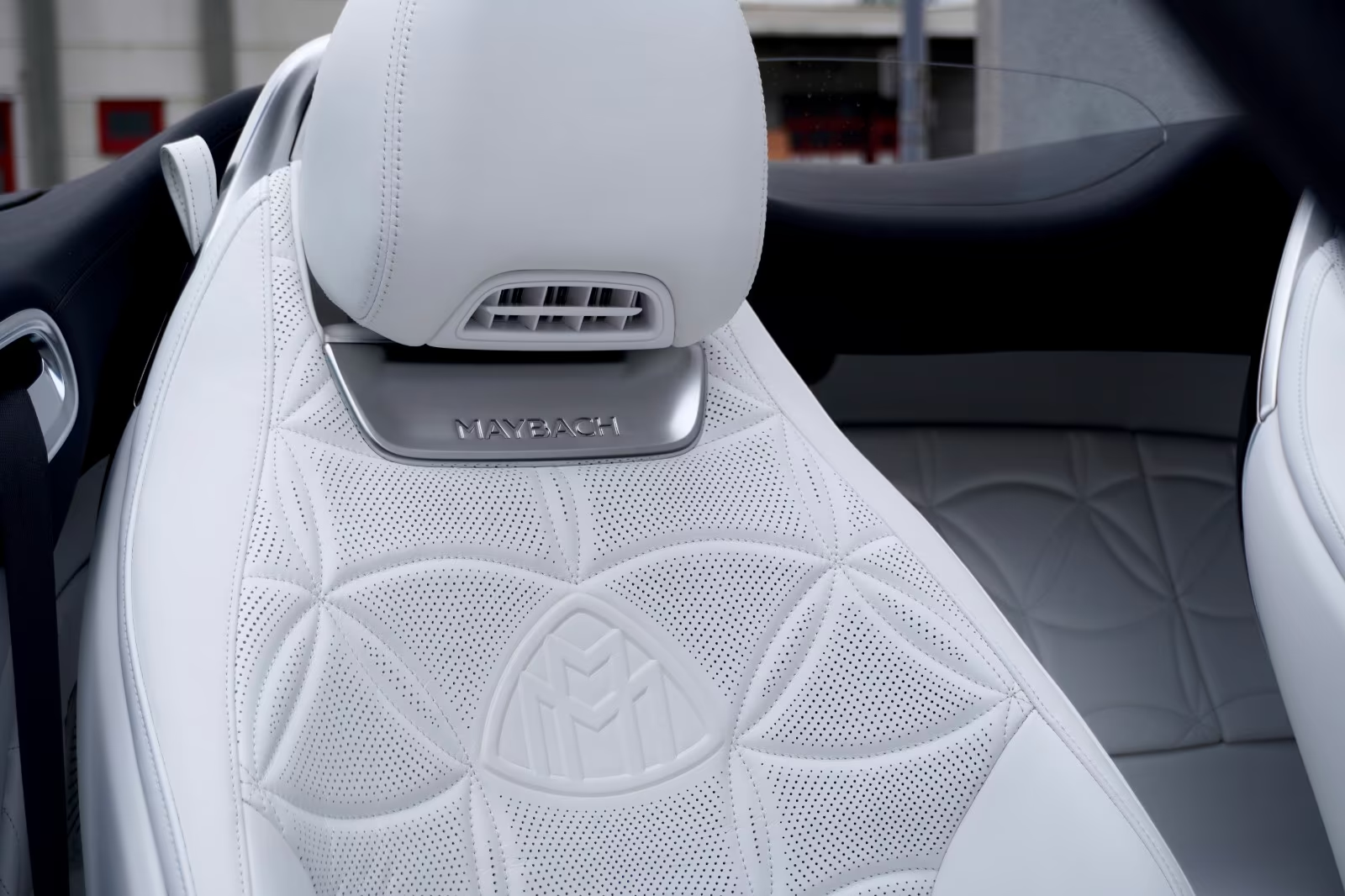 Доступен к заказу Mercedes-Benz Maybach SL 680 MONOGRAM SERIES 2025 4.0 л 585 л.с Бензин: Белый, коробка Автомат, привод Полный привод, осмотр и тест-драйв в Москве