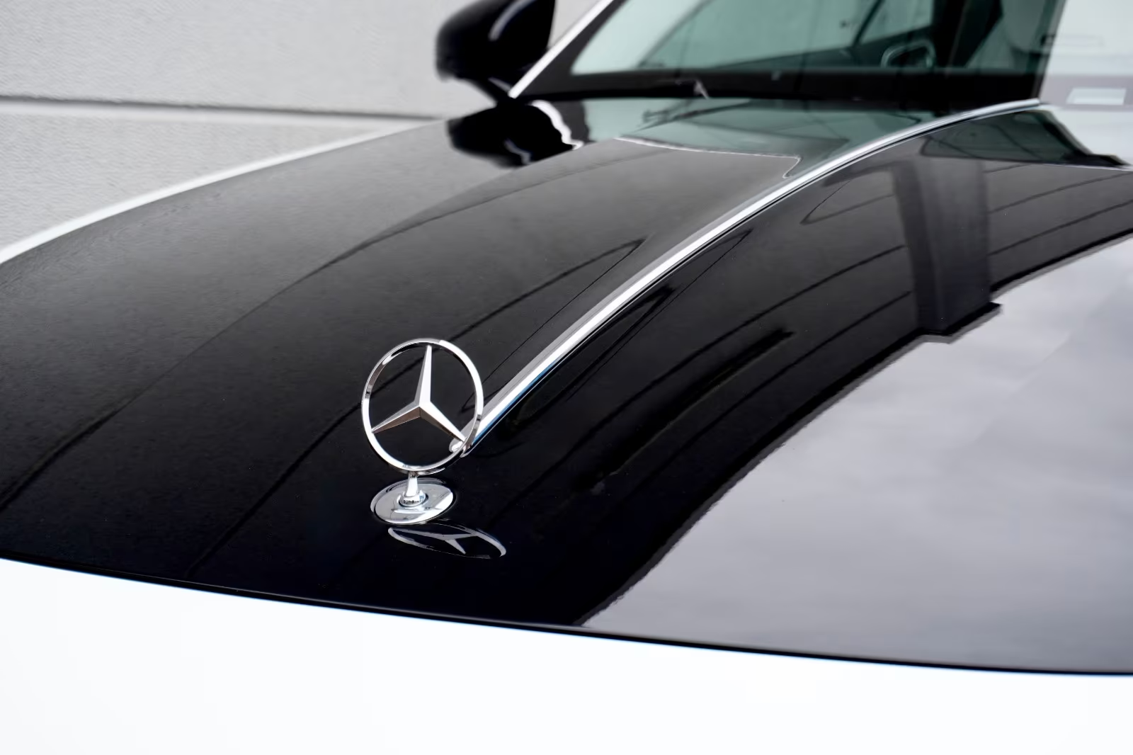 Автомобиль Mercedes-Benz Maybach SL 680 MONOGRAM SERIES 2025 4.0 л 585 л.с Бензин, Белый, пробег 4 850 км, производство — Германия, доставка по РФ