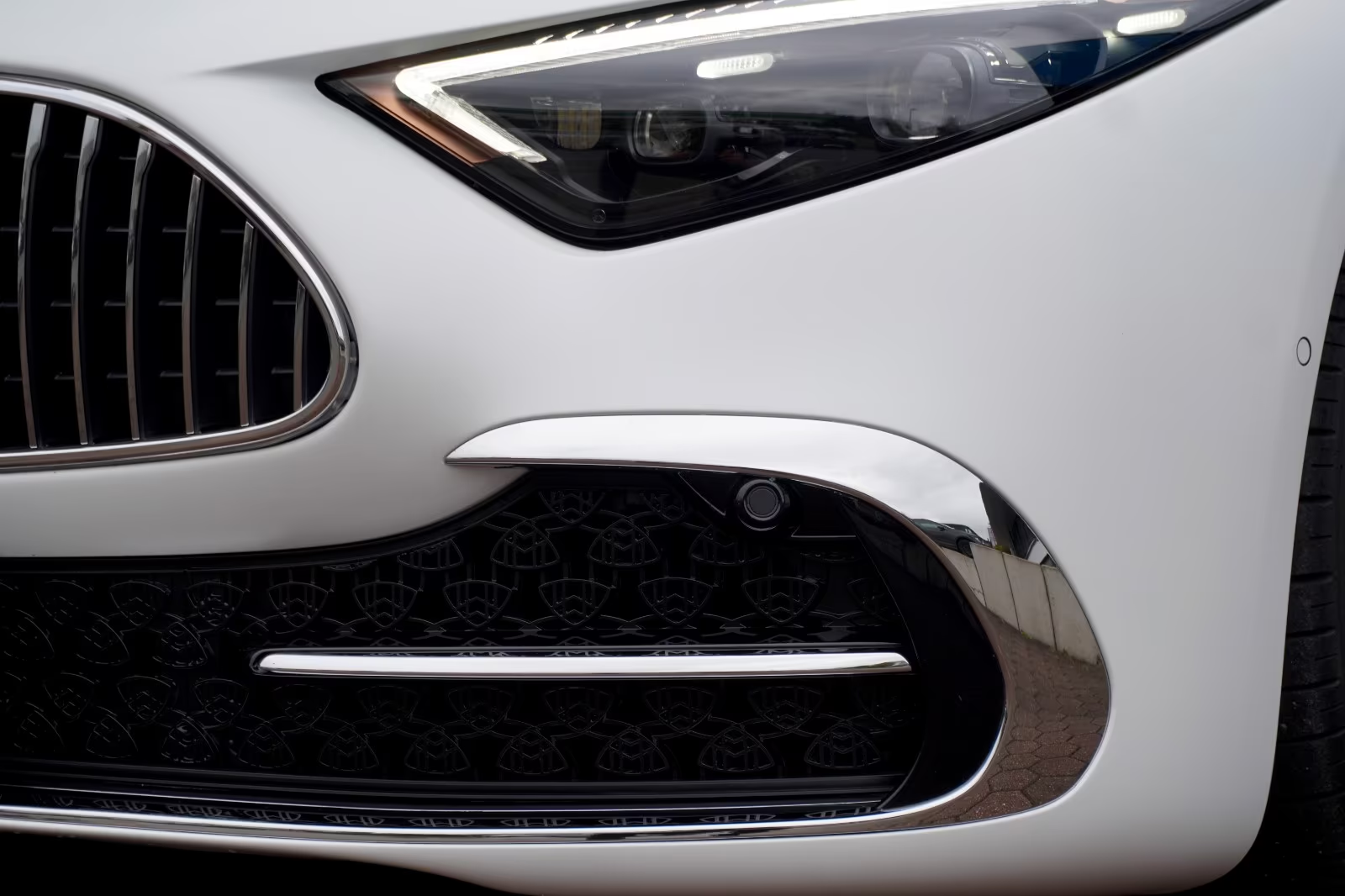 Надёжный Mercedes-Benz Maybach SL 680 MONOGRAM SERIES 2025 4.0 л 585 л.с Бензин с двигателем 4,0 л, Белый, пробег 4 850 км, Автомат, поставка из Германия