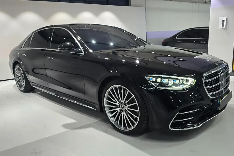Заказать Mercedes-Benz S 500 4MATIC 2025 3.0 л 435 л.с Бензин с пробегом 8 403 км, Автомат, Полный привод, цвет Чёрный, поставка из Германия, доставка по РФ S-Class 500 4MATIC - фото 3