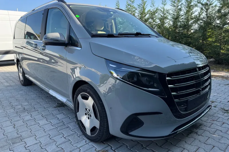 Заказать Mercedes-Benz V-Class V300d EXCLUSIVE EXTRALANG 4MATIC 2026 2.0 л 239 л.с Дизель с пробегом 22 км, Автомат, Полный привод, цвет Серый, поставка из Германия, доставка по РФ V-Class V300d EXCLUSIVE EXTRALANG 4MATIC - фото 3