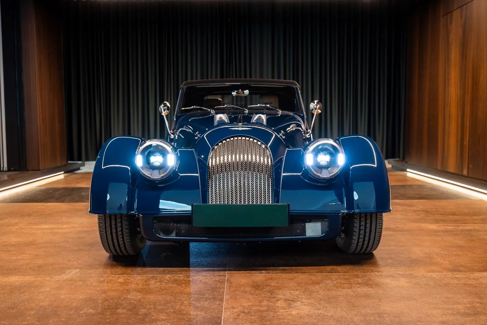 Morgan Plus Four 75TH Anniversary Edition 2025 2.0 л 258 л.с Бензин, новый авто, Задний привод, Механика, цвет Синий, страна-производитель — Германия Plus Four 75TH Anniversary Edition - фото 2