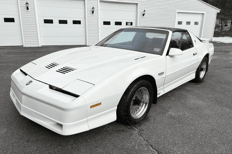 Заказать Pontiac Firebird Trans Am 20th Anniversary Turbo 1989 3.8 л 245 л.с Бензин с пробегом 8 000 км, Автомат, Задний привод, цвет Белый, поставка из США, доставка по РФ Firebird Trans Am 20th Anniversary Turbo - фото 3