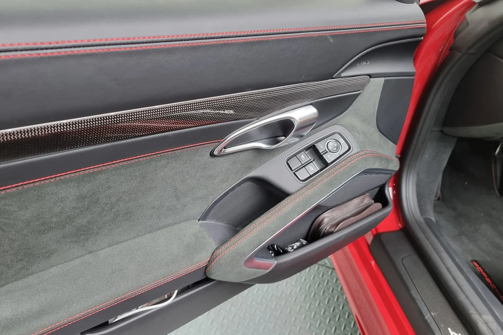 Заказать Porsche 718 Boxster 4.0 GTS 2024 4.0 л 400 л.с Бензин, Красный, Задний привод, Автомат — поставка из Германия, доставка по России и СНГ