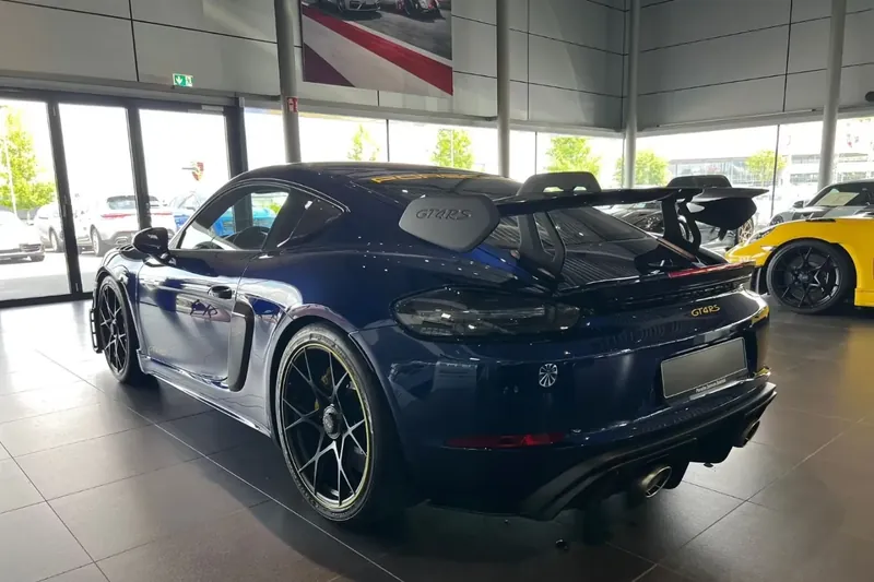 Заказать Porsche 718 Cayman GT4 RS 2026 4.0 л 500 л.с Бензин с пробегом 10 км, Автомат, Задний привод, цвет Синий, поставка из Германия, доставка по РФ 718 Cayman GT4 RS - фото 3