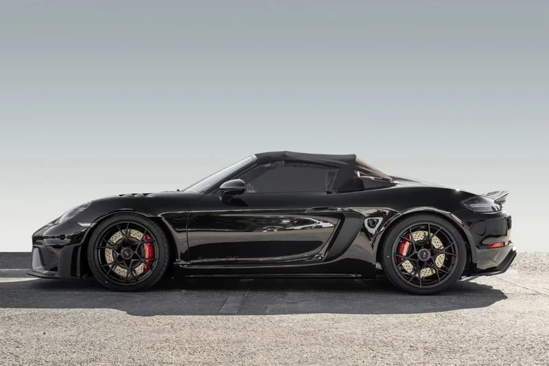 Заказать Porsche 718 Spyder RS 2026 4.0 л 500 л.с Бензин с пробегом 10 км, Автомат, Задний привод, цвет Чёрный, поставка из Германия, доставка по РФ 718 Spyder RS - фото 3
