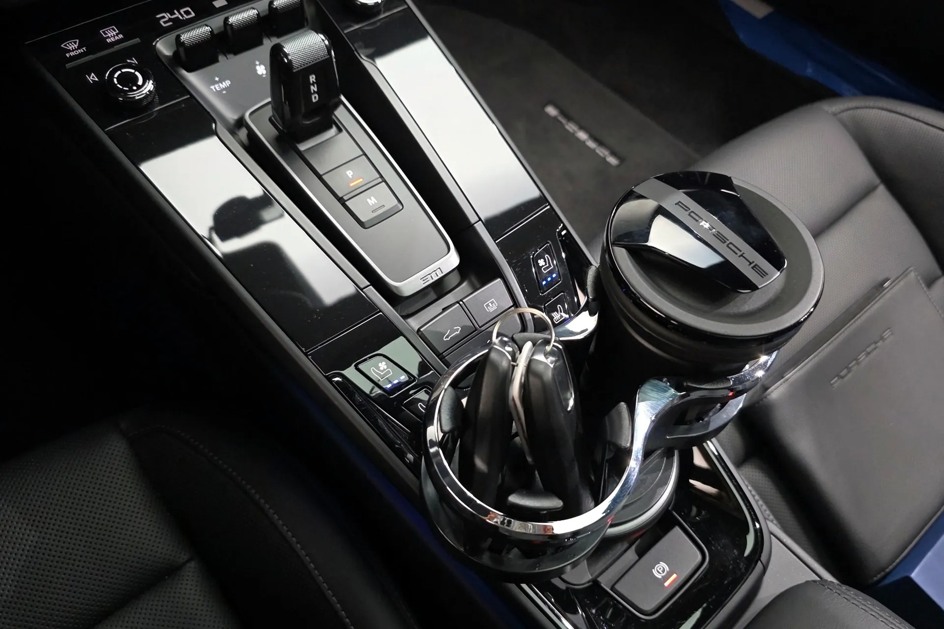 Надёжный Porsche 911 (992) Carrera 4 GTS 2024 3.6 л 541 л.с Бензин с двигателем 3,6 л, Чёрный, пробег 3 821 км, Автомат, поставка из Германия