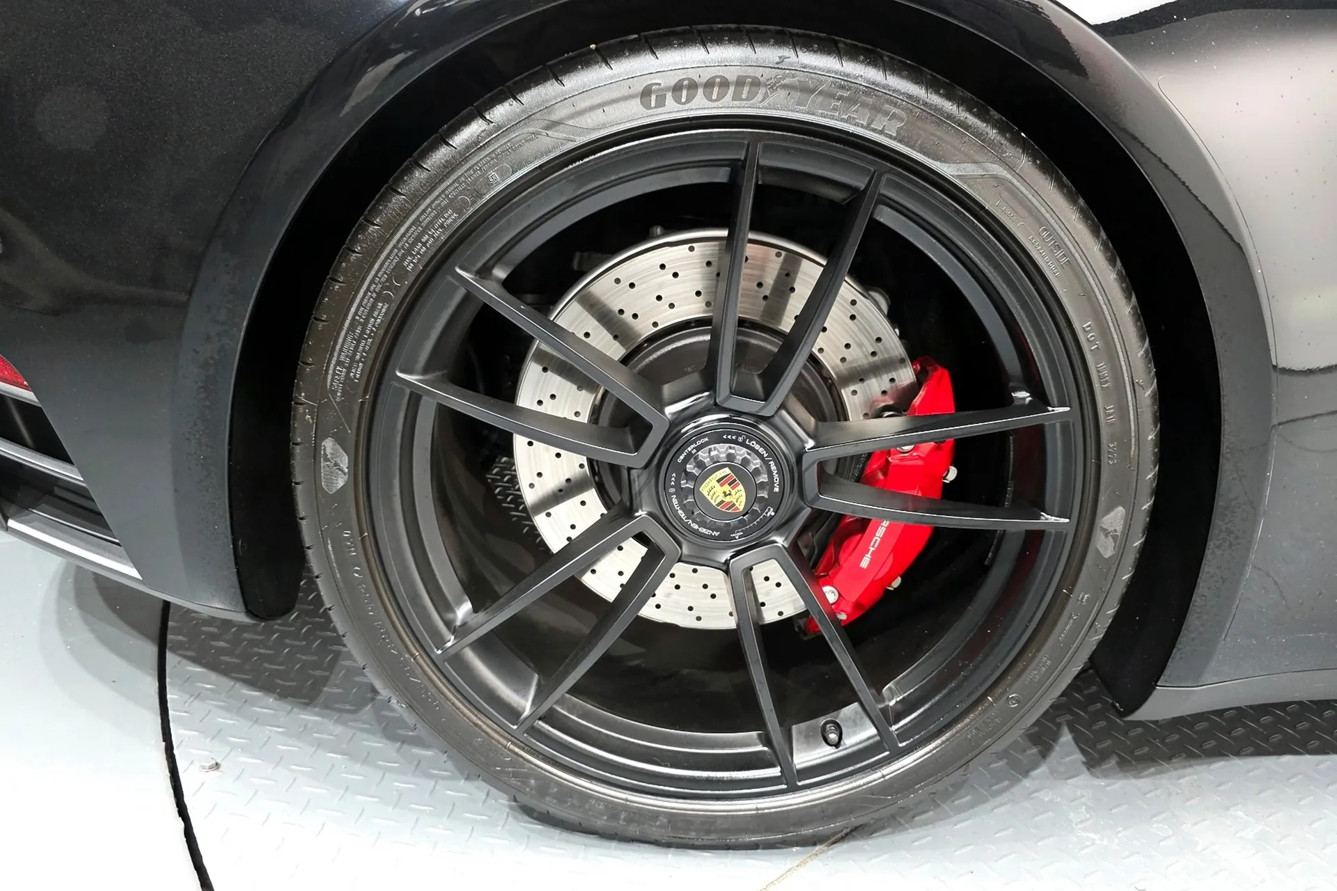 Porsche 911 (992) Carrera 4 GTS 2024 3.6 л 541 л.с Бензин в продаже: Чёрный, Автомат, Полный привод, страна-производитель — Германия, доставка по РФ