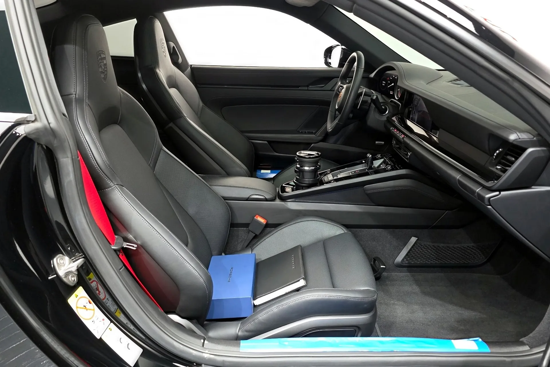 Заказать Porsche 911 (992) Carrera 4 GTS 2024 3.6 л 541 л.с Бензин, Чёрный, Полный привод, Автомат — поставка из Германия, доставка по России и СНГ