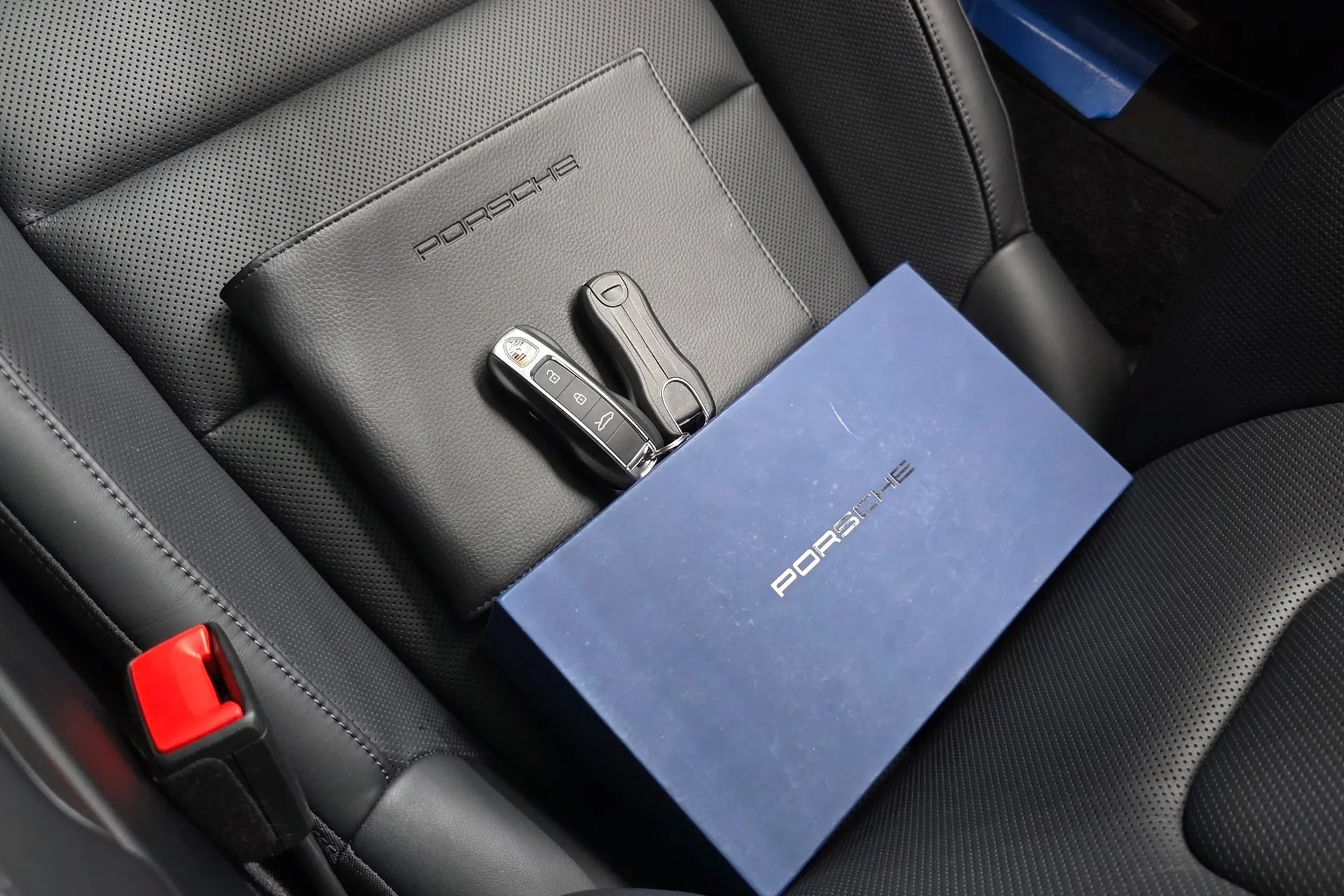 Porsche 911 (992) Carrera 4 GTS 2024 3.6 л 541 л.с Бензин, пробег 3 821 км, цвет кузова Чёрный, тип трансмиссии Автомат, привод Полный привод, из Германия