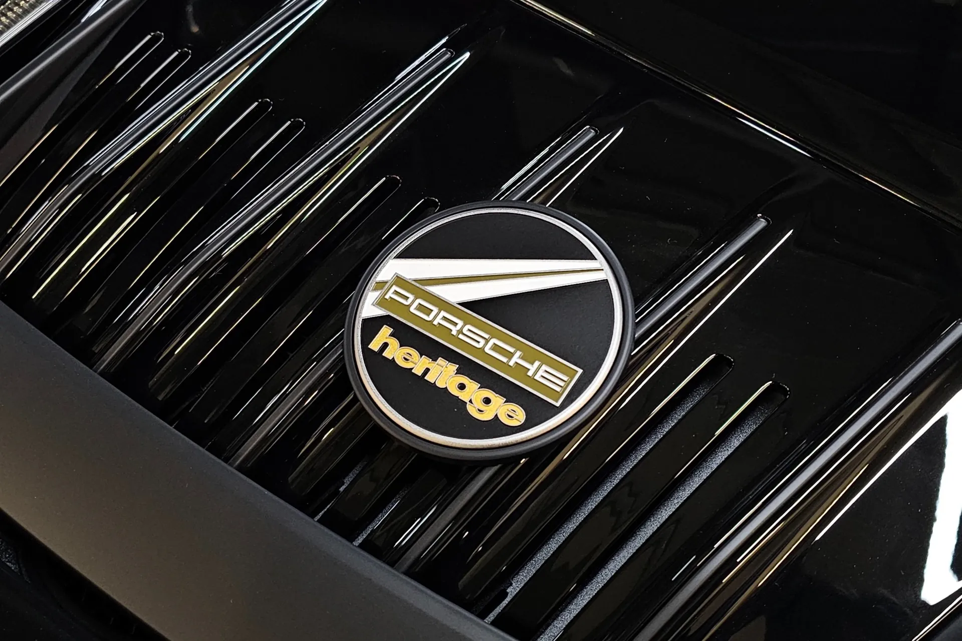 Доставка по РФ: Porsche 911 (992) Carrera GTS Cabriolet 2025 3.0 л 541 л.с Бензин, Чёрный, пробег 50 км, Полный привод, Автомат, осмотр возможен в Москве